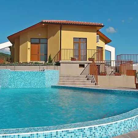 Montemar Vila *
